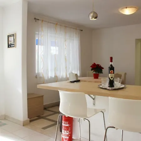 Pino Lägenhet Pucisca